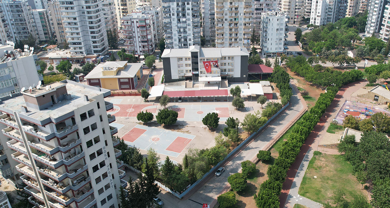 Adana da okulların yanındaki ağır hasarlı binalar tehlike saçıyor