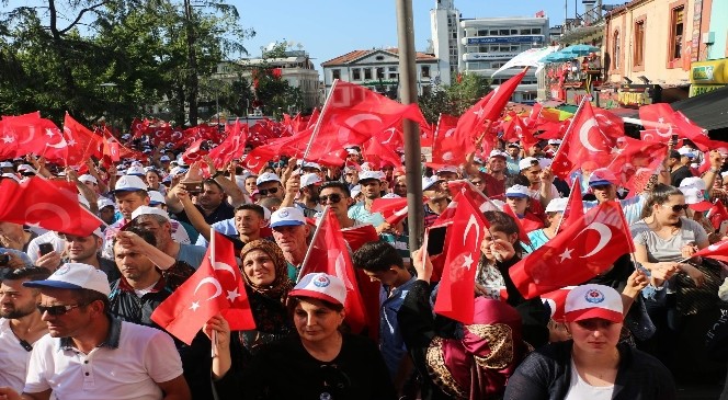 Trabzon Atatürk Alanında darbe girişimini protesto ettiler İhlas Haber