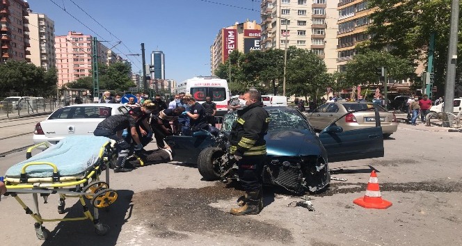 Konyada iki otomobil çarpıştı 3 yaralı İhlas Haber Ajansı