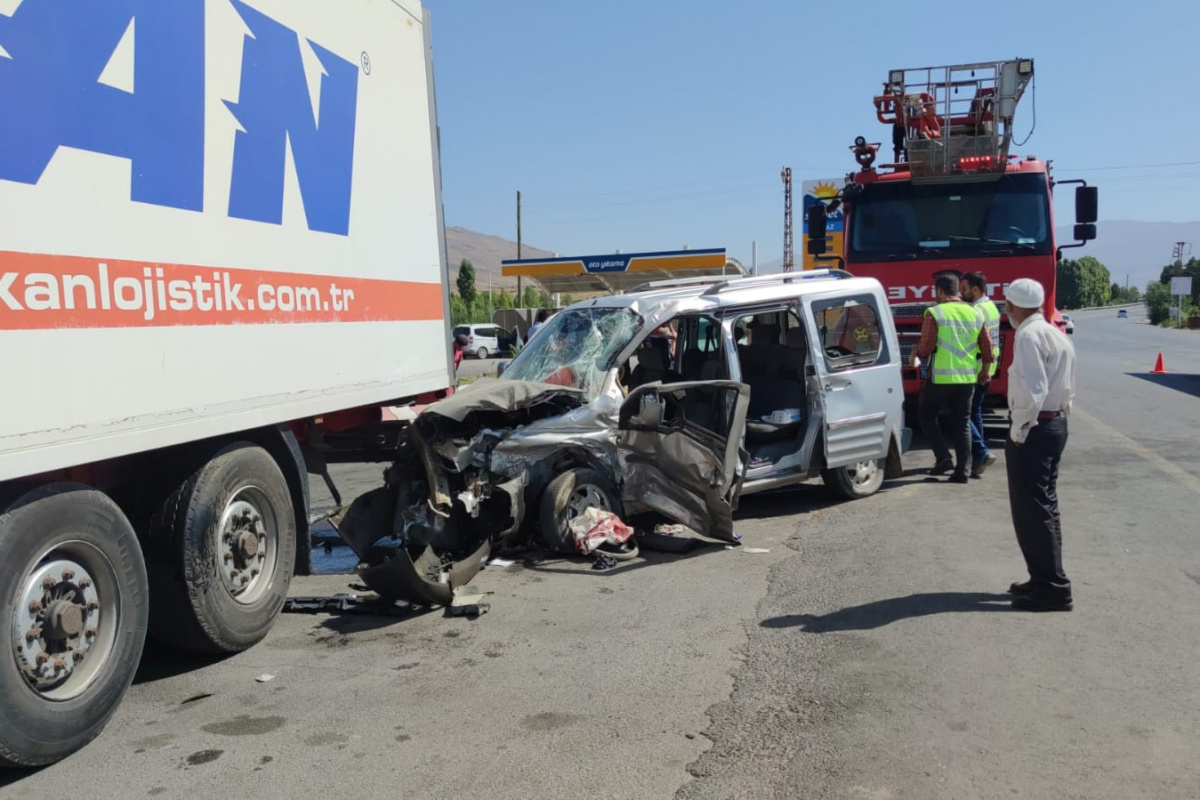 Vanda trafik kazası 1 ölü 4 yaralı İhlas Haber Ajansı