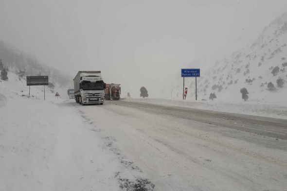 Antalya Konya karayolunda kar kalınlığı 30 santime ulaştı İhlas Haber