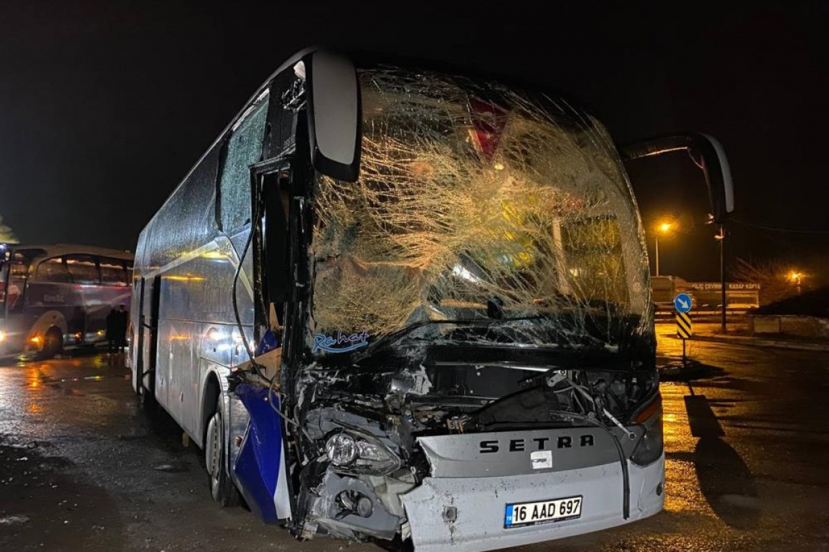 Bursa da feci kaza Otobüs tıra arkadan çarptı 20 yolcu ölümden