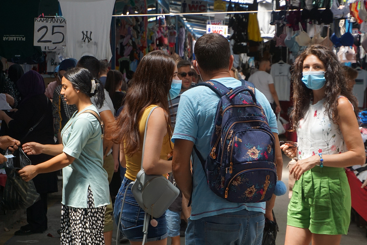 Bulgar turistler pazara akın etti Ulus Pazarı nda adım atacak yer