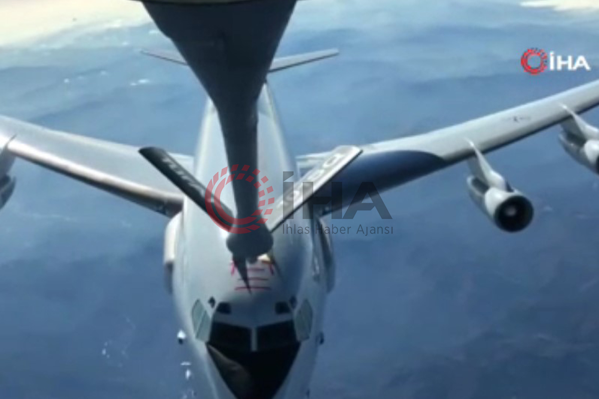 NATOya ait E 3A AWACS uçağına Hava Kuvvetlerimize ait KC 135R tanker