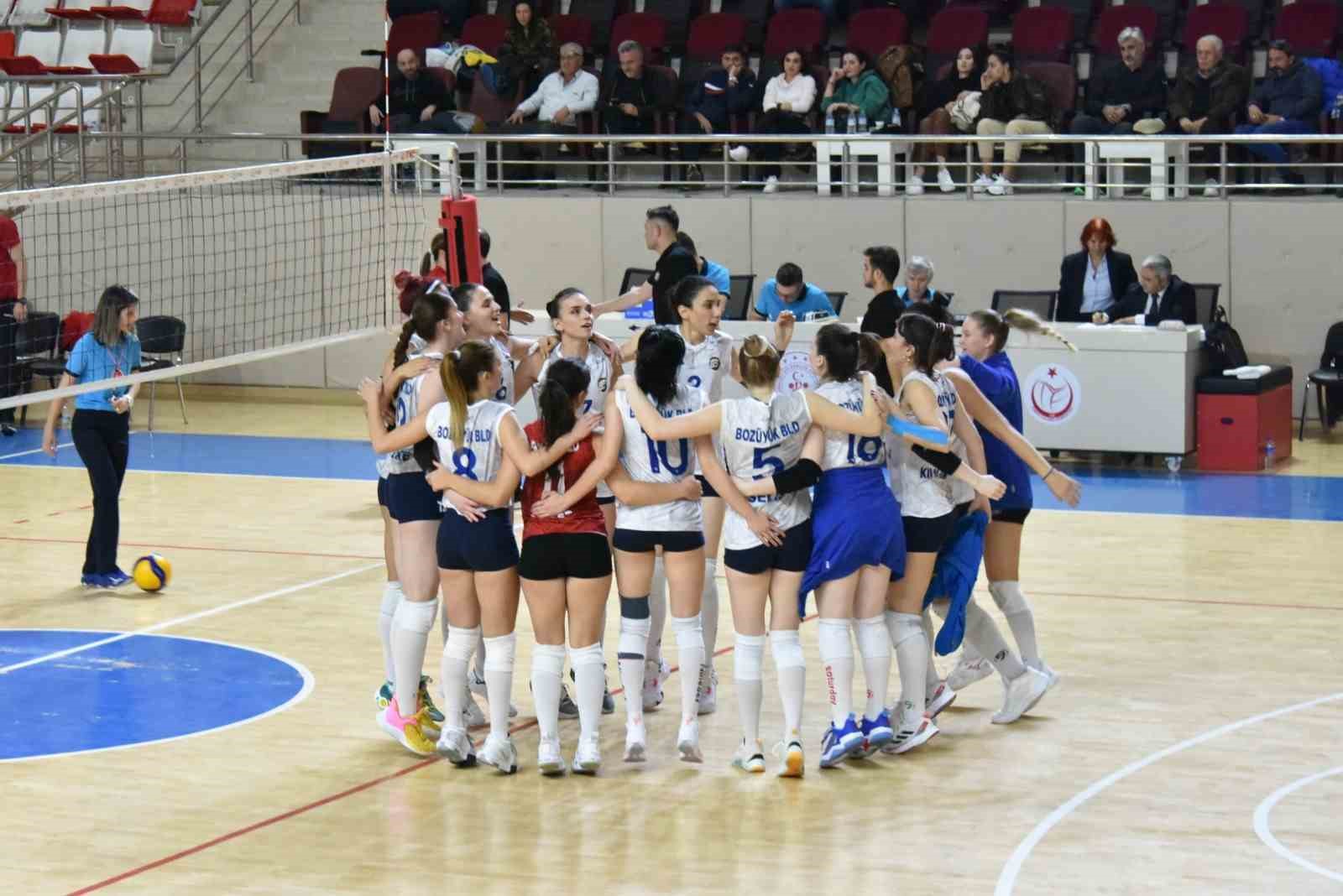 Bozüyük Belediyesi Eğitim ve Spor Kulübü Kadın Voleybol Takımı rakibini