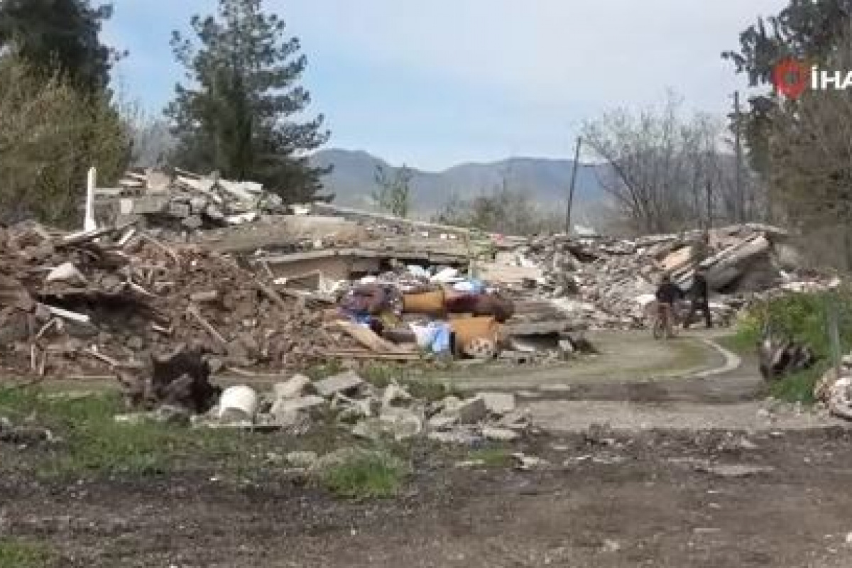 Deprem Mahalleyi Y Kt Ge Ti Evden Sadece Ayakta Kald Ki I