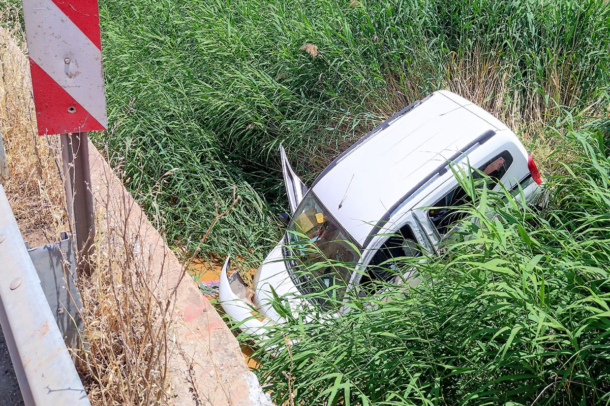 Diyarbakır da hafif ticari araç yol kenarına savruldu 1 yaralı İhlas