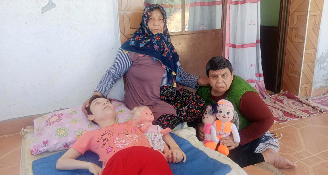 Eli öpülesi anne,  engelli çocuklarına bebek gibi bakıyor