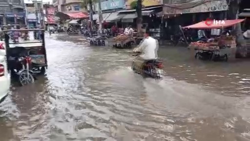Pakistan'ı sel ve fırtına vurdu: 10 ölü