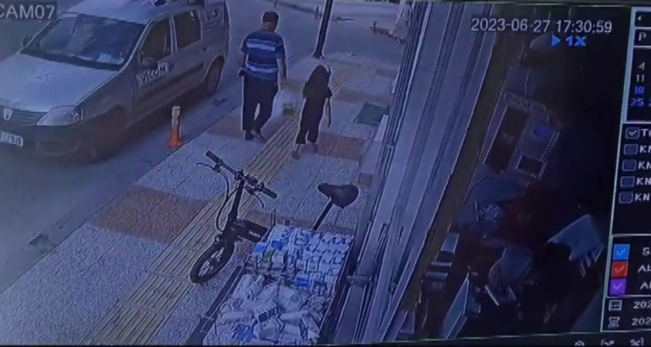 Karşıya geçmek isteyen dede torun geri manevra yapan aracın altında kaldı