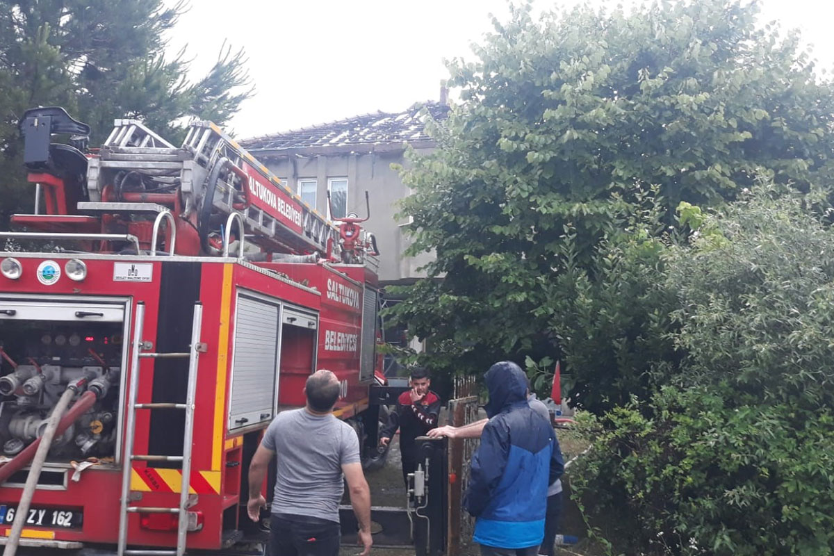 Evin çatısına yıldırım düştü