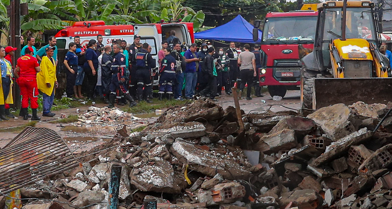 Brezilya'da 4 katlı apartman çöktü: 8 ölü, 5 kayıp
