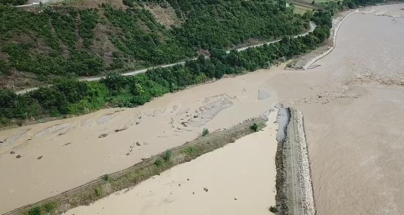 6 köyü ilçeye bağlayan yol çöktü