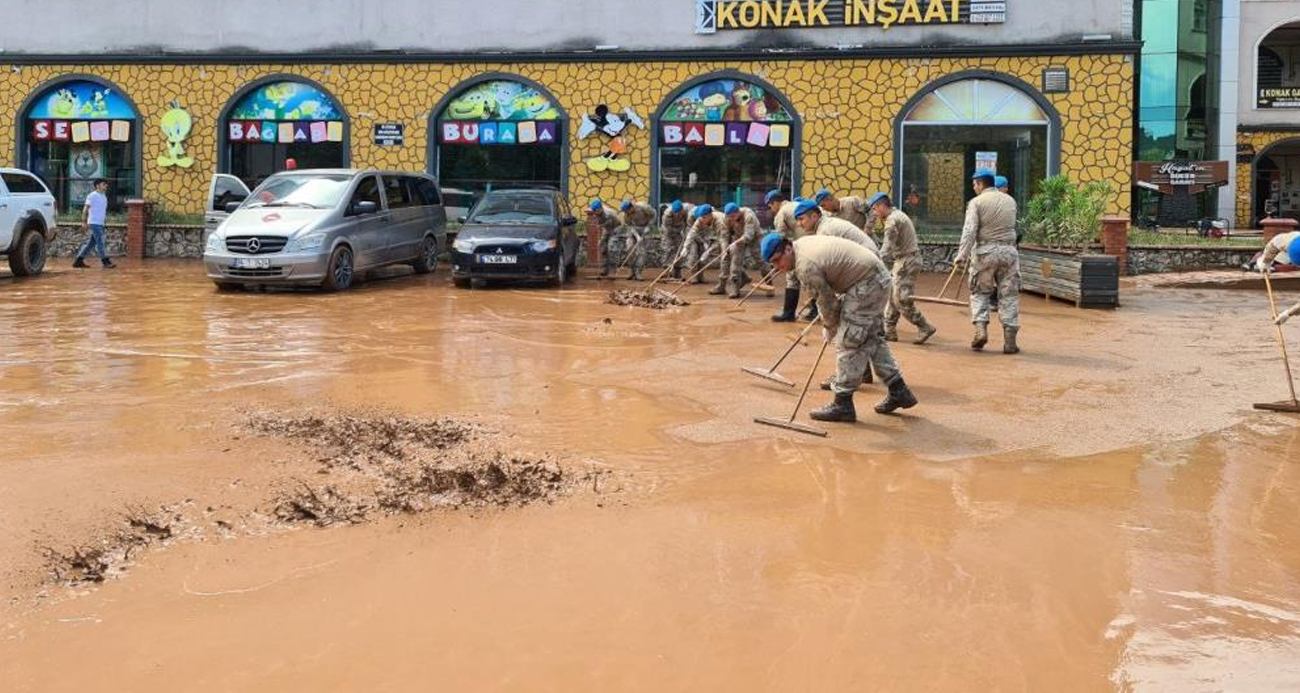 Komandolar selin vurduğu Bartın’da temizlik için kolları sıvadı