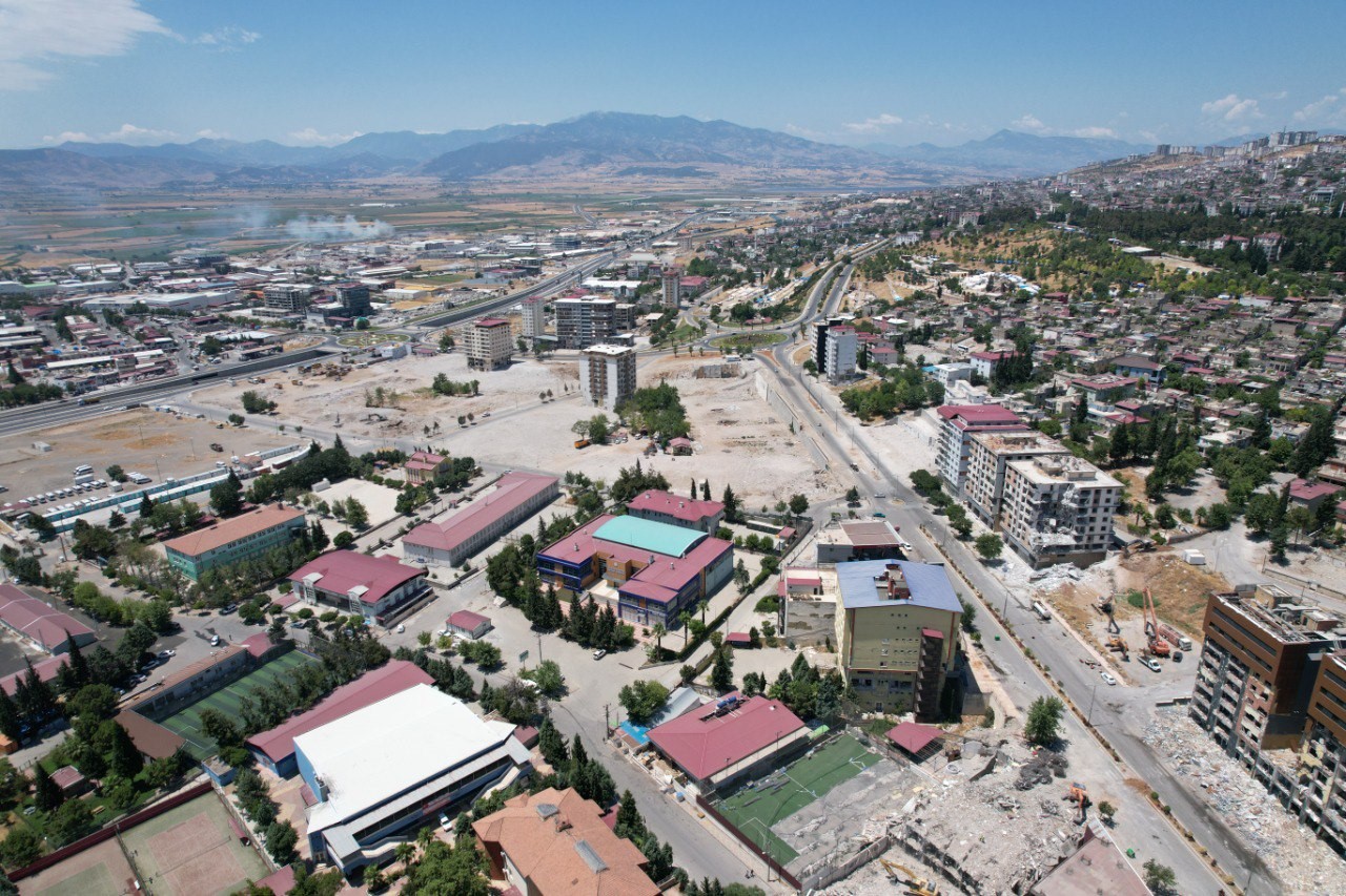 Kahramanmaraş’ta ağır hasarlı binaların yıkımı sürüyor