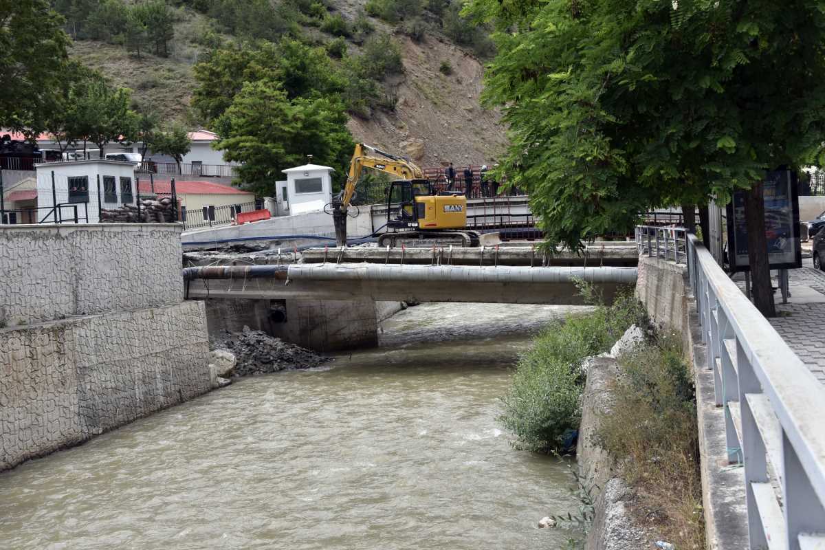 Gümüşhane’de riskli köprünün yıkımı başladı