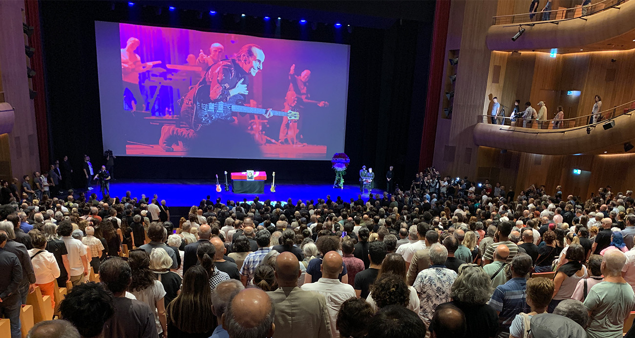 Sanatçı Özkan Uğur son yolculuğuna uğurlanıyor