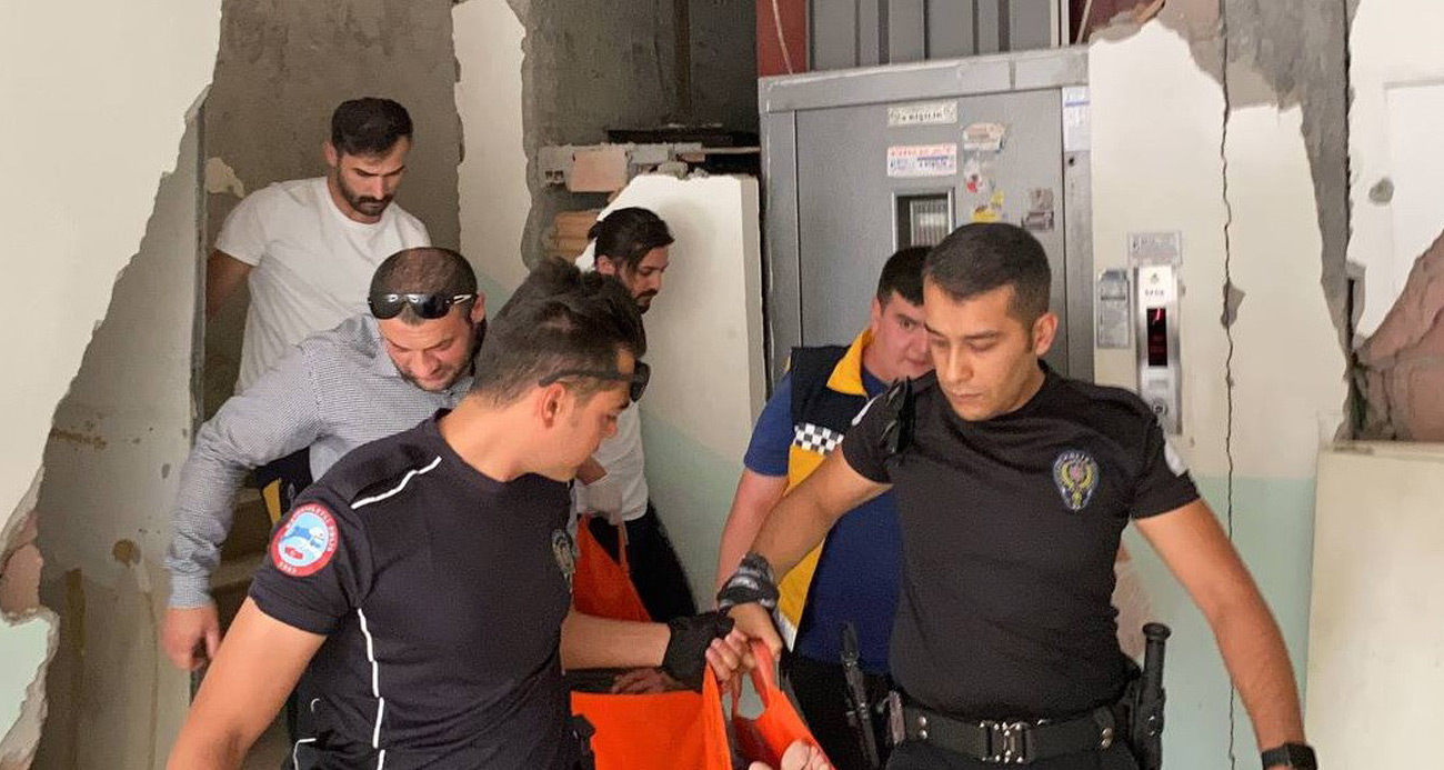 Hırsız ev sahiplerine bıçakla saldırdı: 4 yaralı