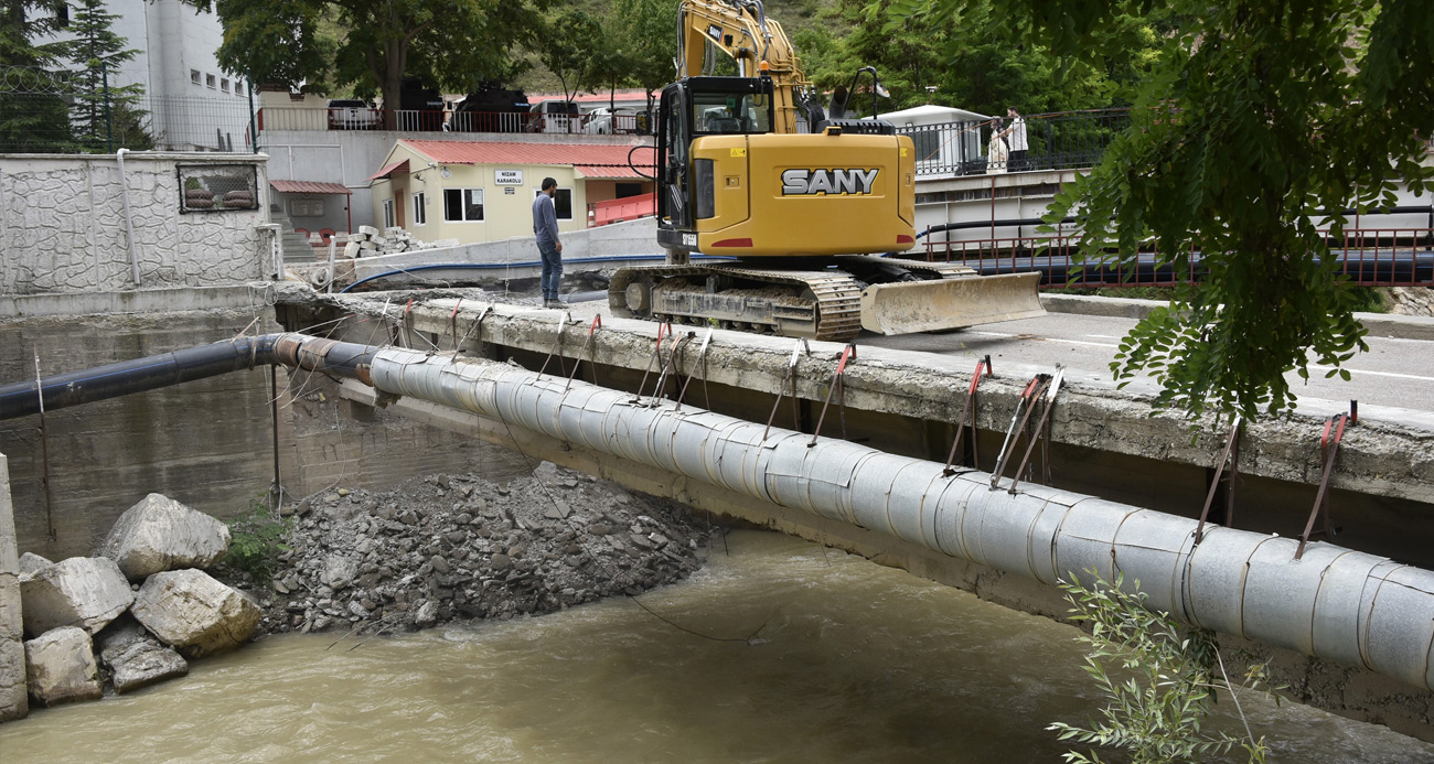 Gümüşhane’de riskli köprünün yıkımı başladı