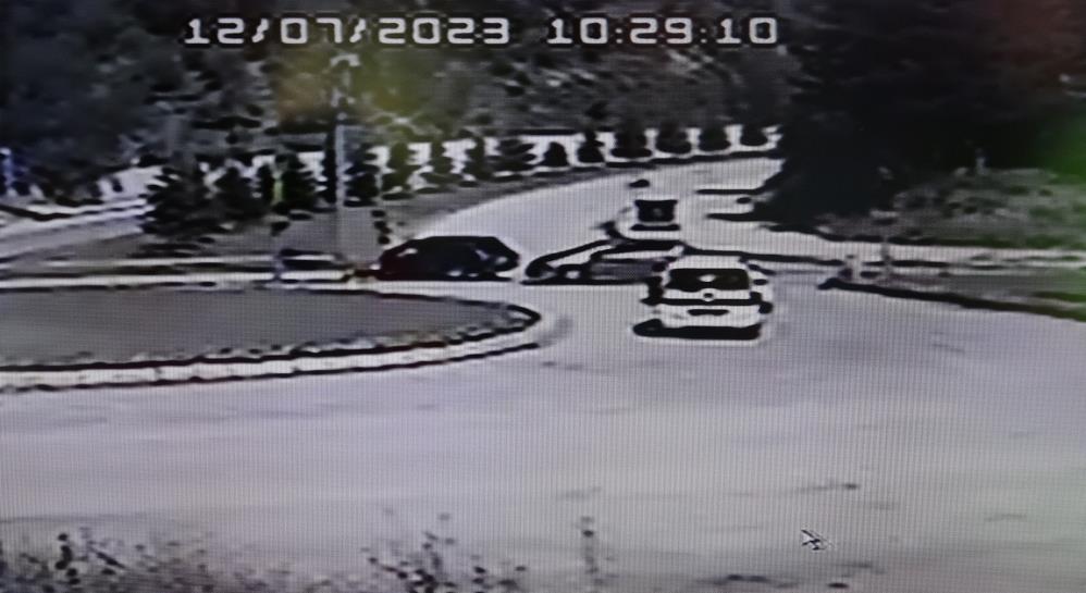 Kavşaktaki kaza güvenlik kamerasına yansıdı