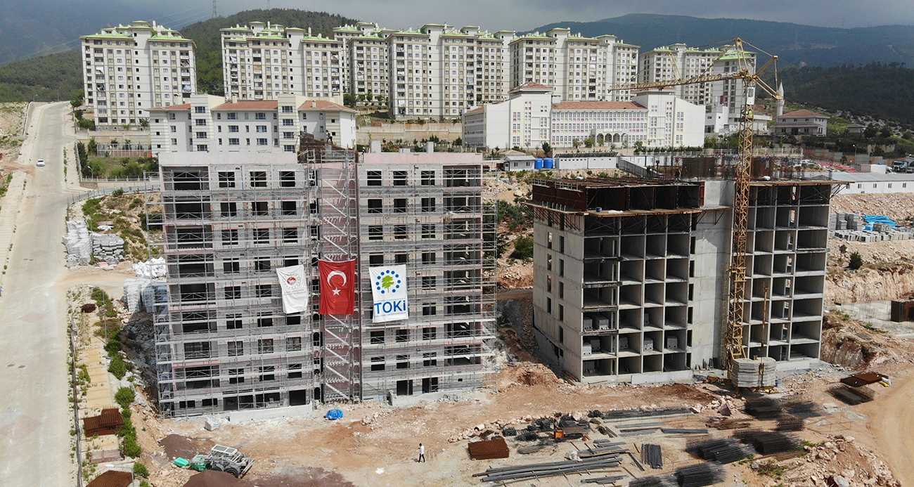 Enkaz kent Hatay’da deprem konutları yükseliyor