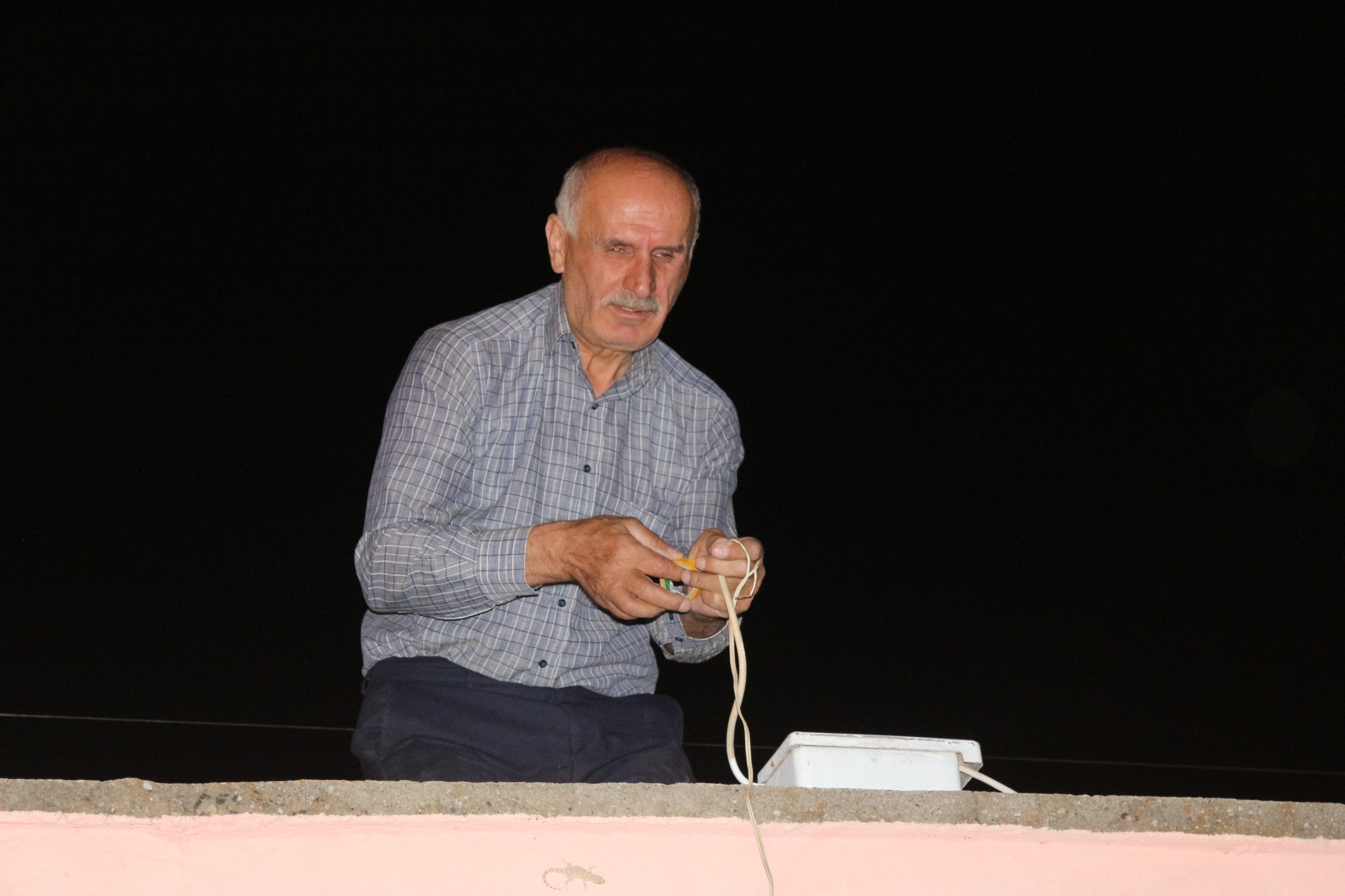 Görme engelli vatandaş sineklerden rahatsız oldu, yeni sistem geliştirdi