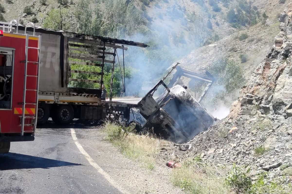 Kaza yapan tır cayır cayır yandı