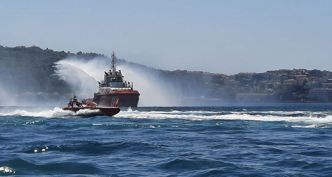 İstanbul Boğazı’nda 15 Temmuz şehit ve gazilerine saygı seyri