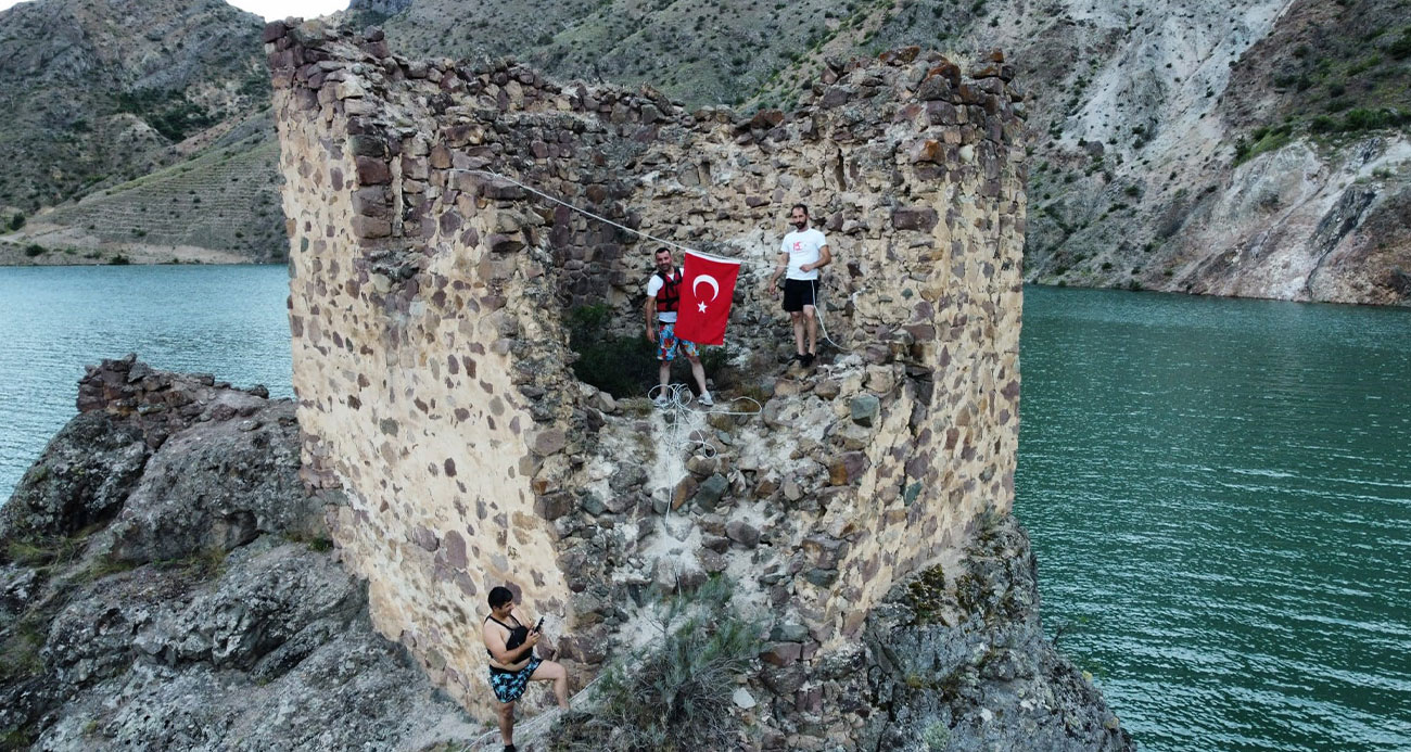 15 Temmuz anısına sular altında kalan kaleye Türk bayrağı asıldı