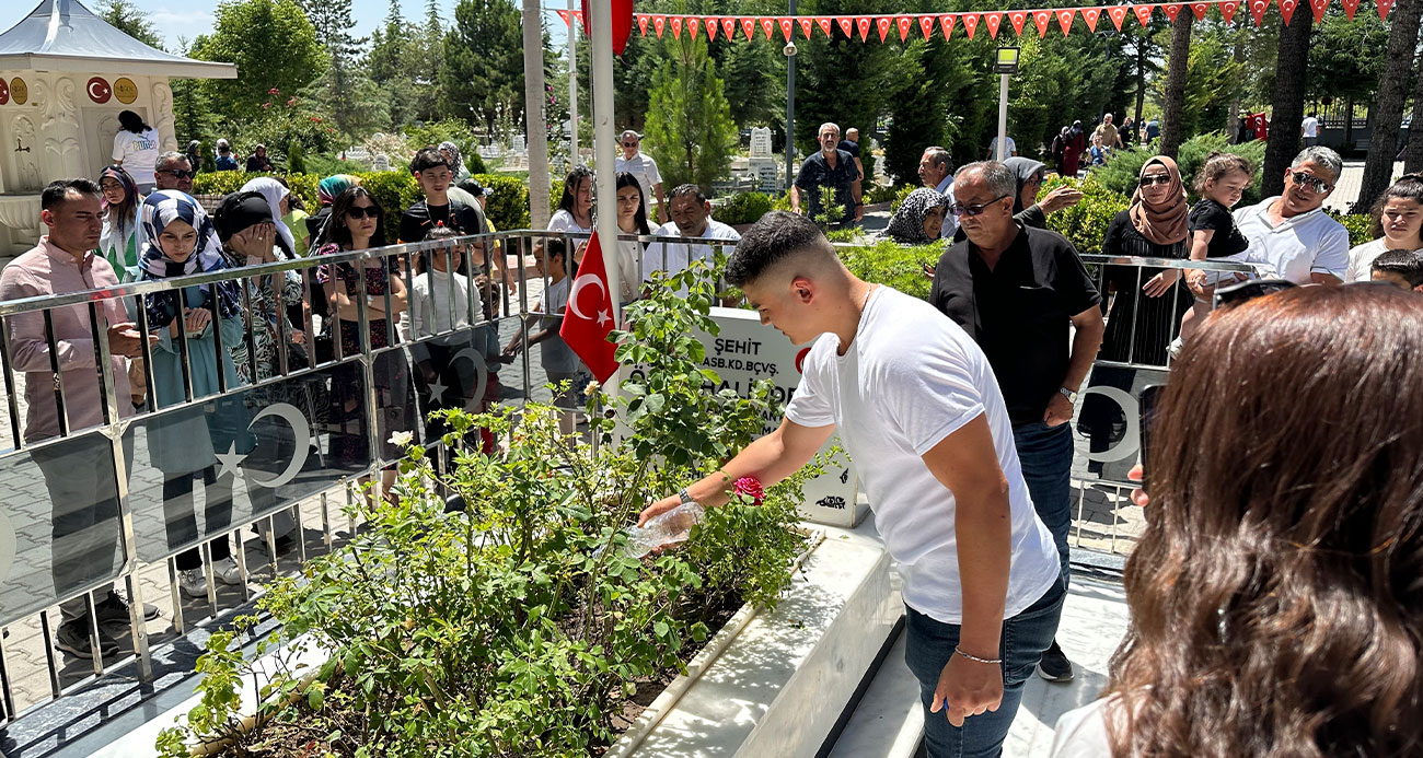 15 Temmuz Şehidi Ömer Halisdemir’in kabrine ziyaretçi akını