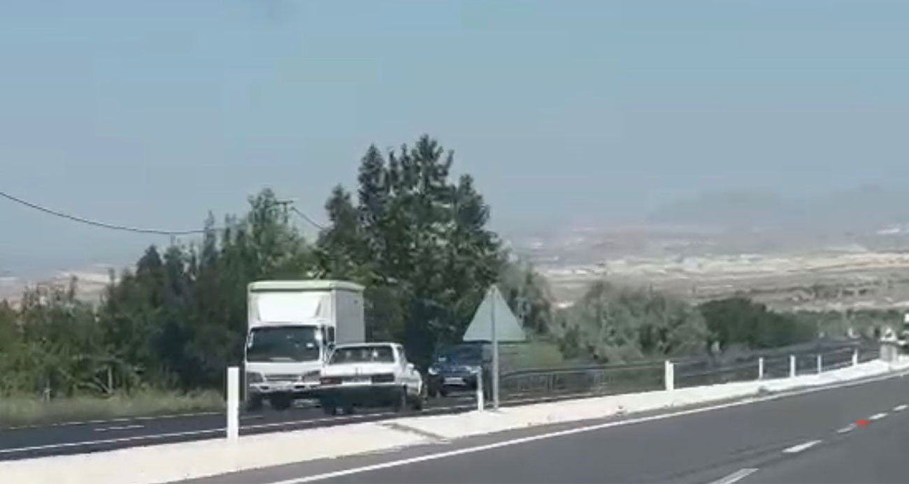 Kamyonlara aldırmadan ters şeritten gitti