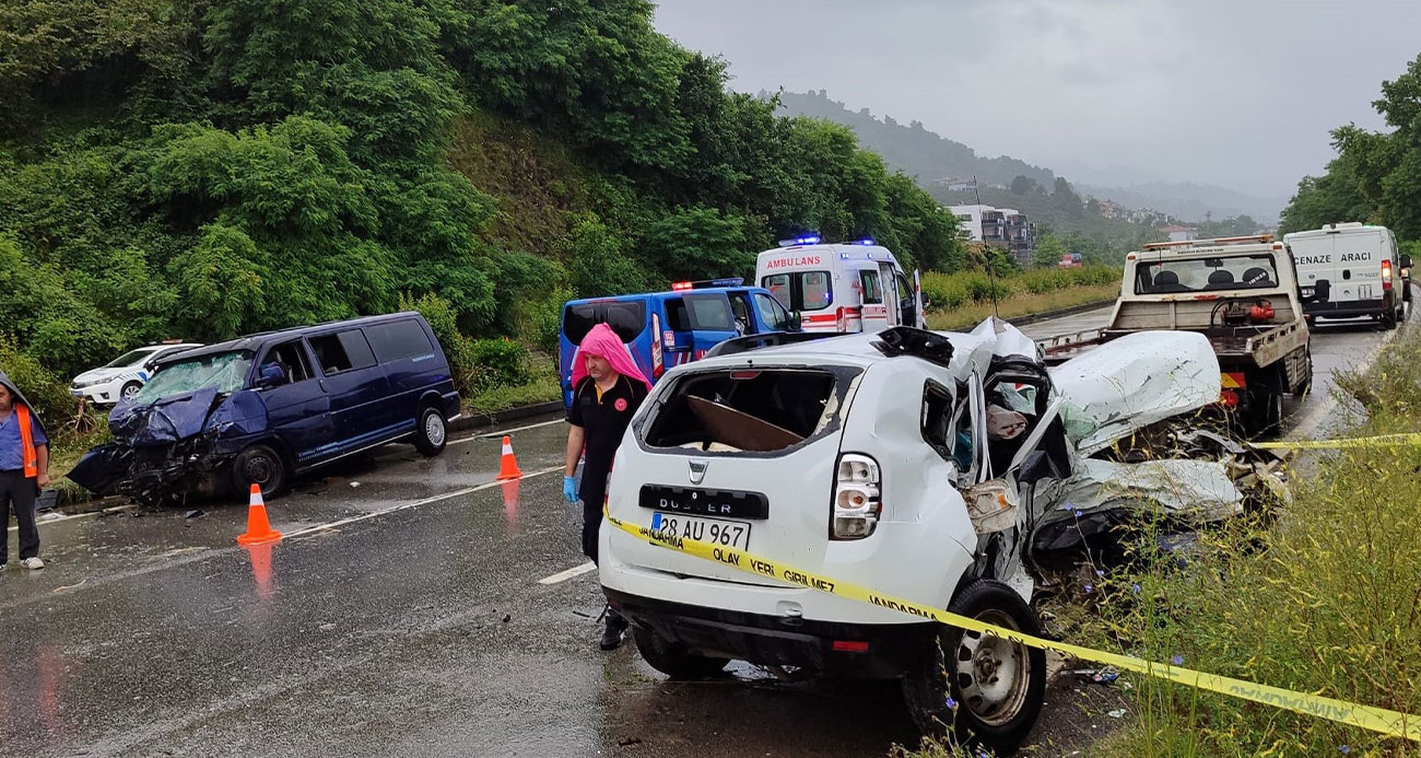 Giresun’da karşı şeride geçen otomobil minibüsle çarpıştı: 1 ölü, 10 yaralı