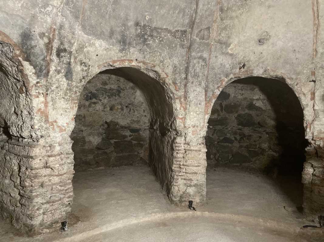 Çatısında amfora, bodrumunda pagan mezarı bulunan Şeyh Süleyman Mescidi dikkat çekiyor