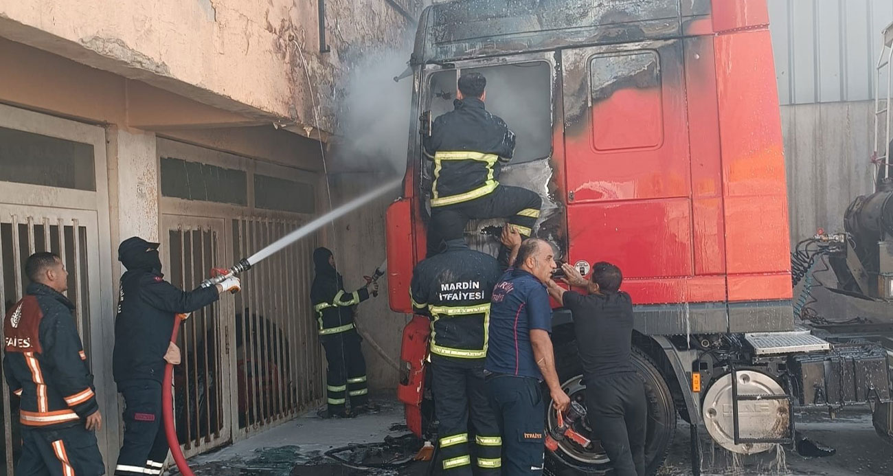 Mardin’de park halindeki tır alevlere teslim oldu