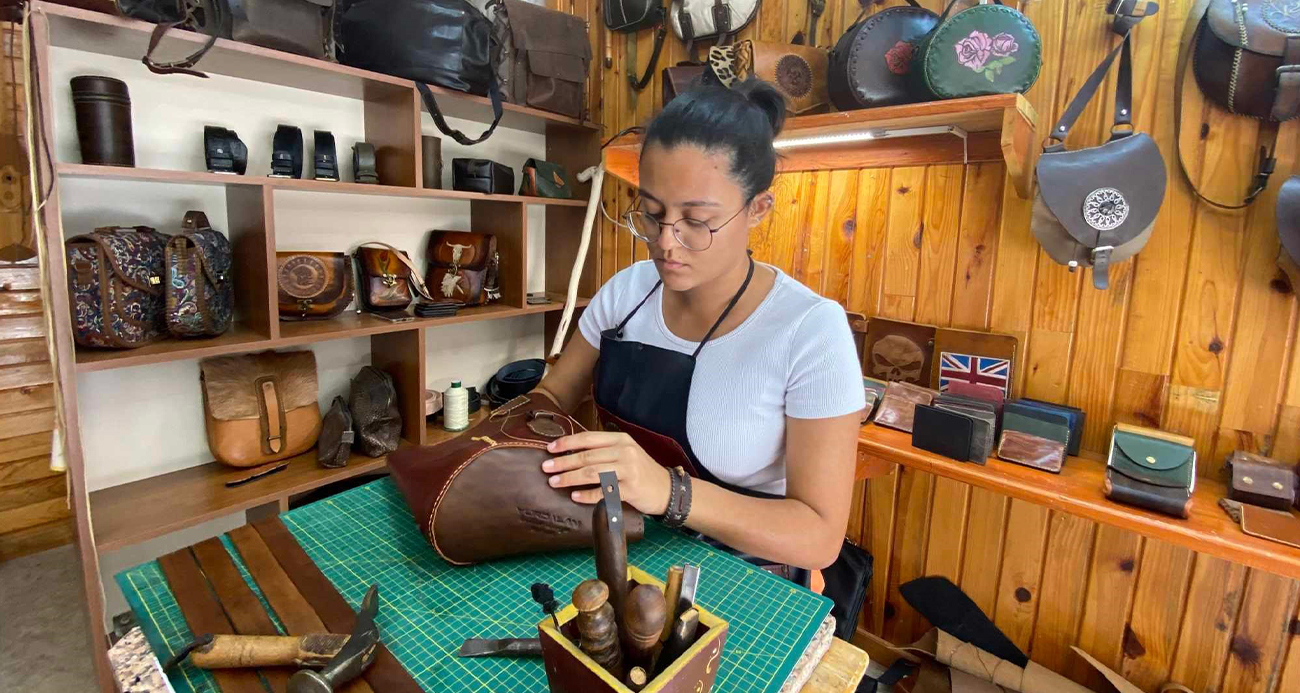 Hobi olarak başladığı deri sanatında 19 yaşında kendi atölyesini açtı
