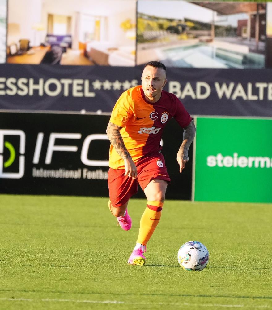 Yabancı futbolcuların bonservisleri ve maaşları kulüpleri mali açıdan zorluyor