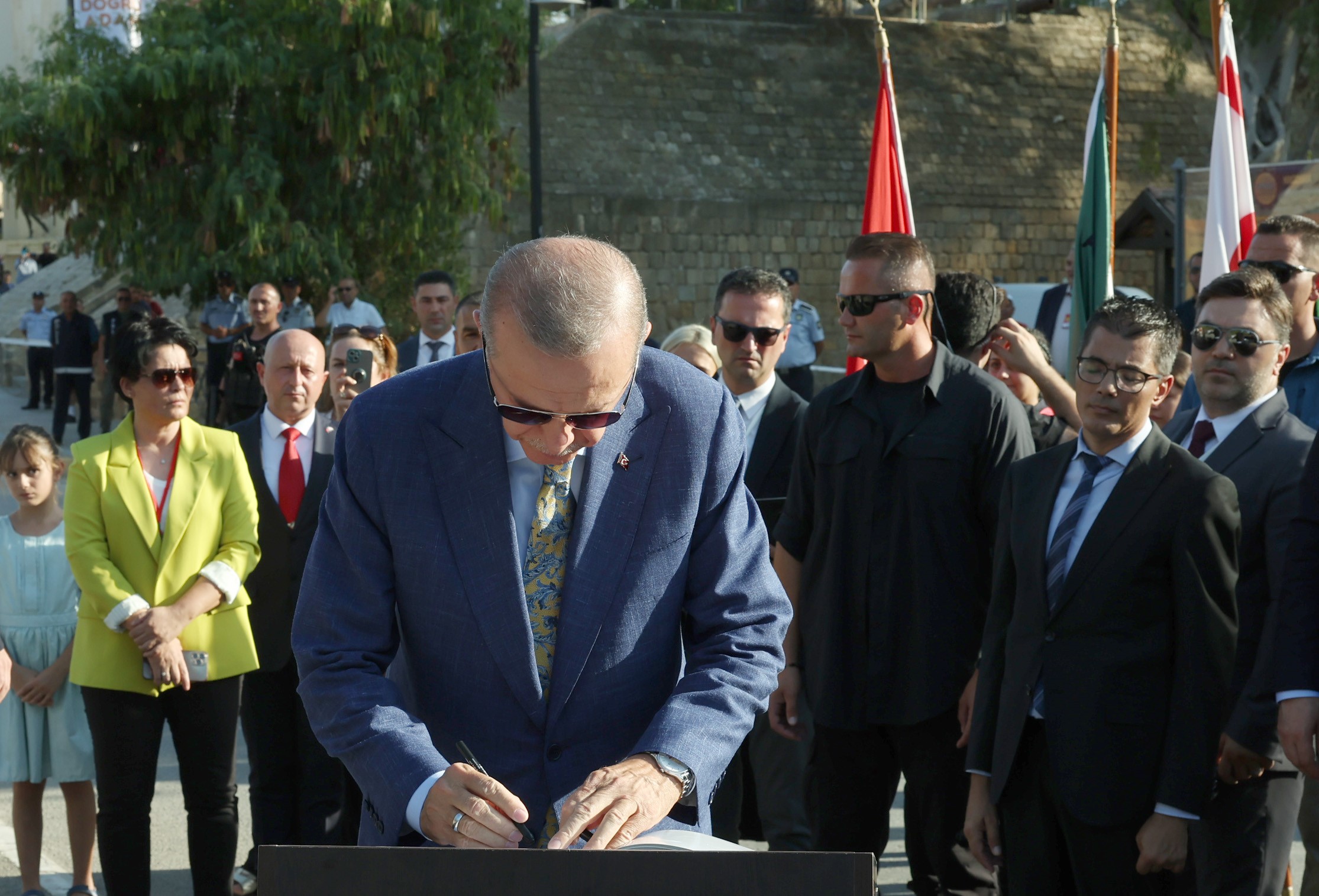 Cumhurbaşkanı Erdoğan, KKTC'de Atatürk Anıtı'na çelenk bıraktı