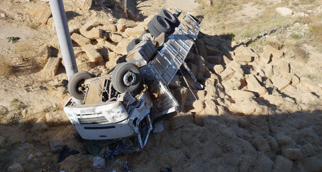 Saman balyası yüklü kamyon uçuruma yuvarlandı: 1 ölü
