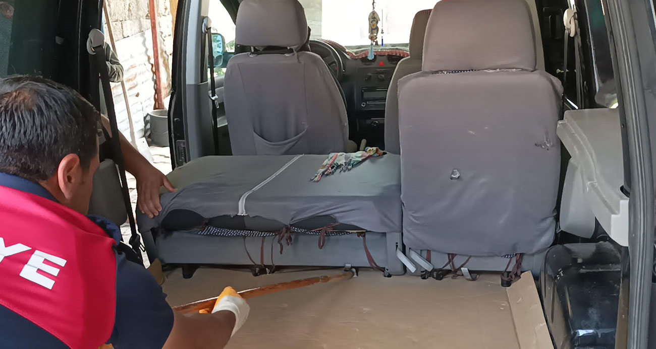 Aracın içine giren yılan itfaiyeyi seferber etti