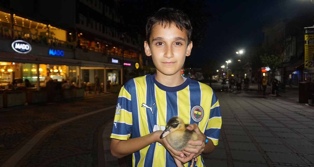 Çocuk ile yavru ördeğin dostluğu görenleri hayrete düşürüyor