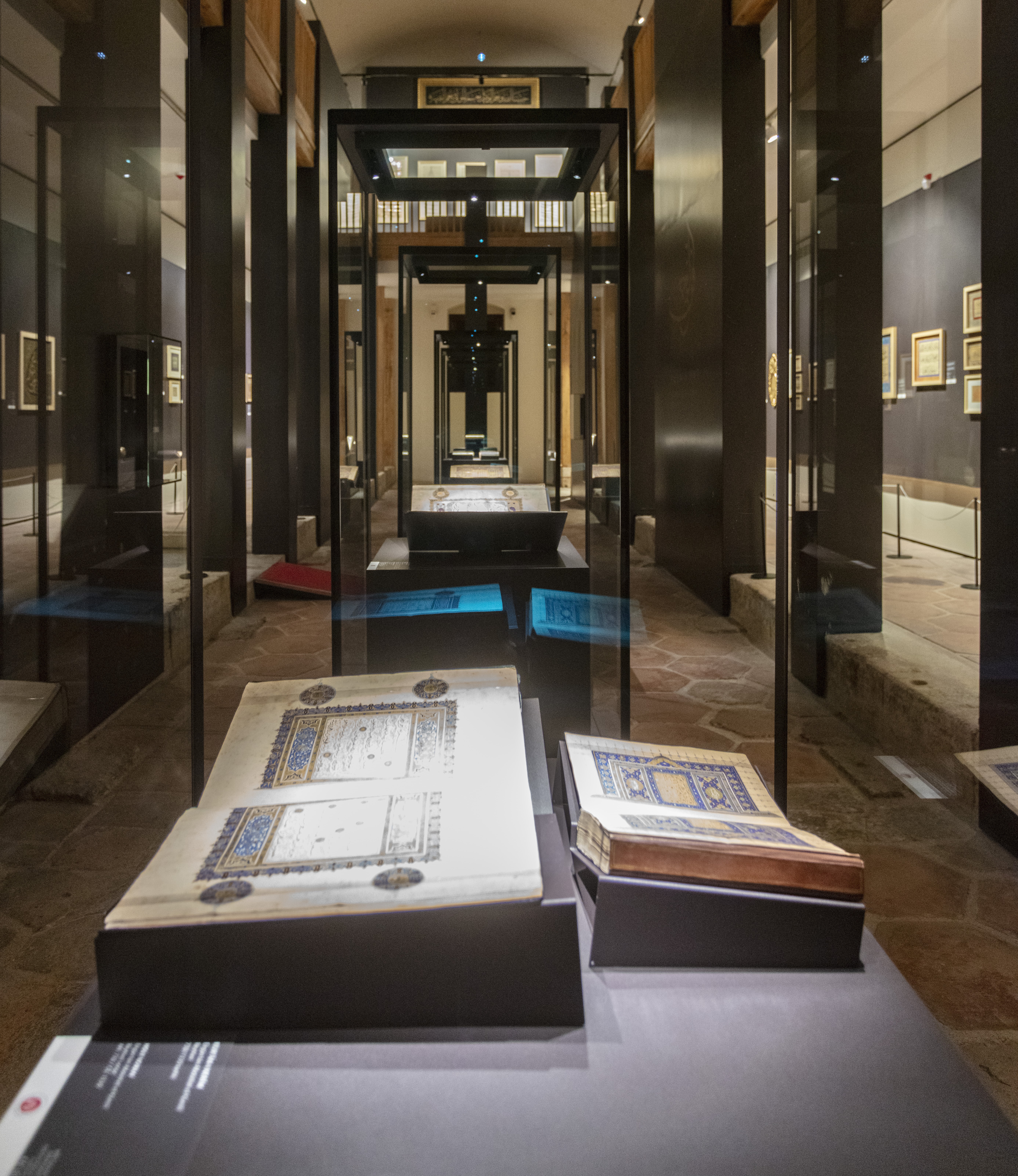 Topkapı Sarayı depolarından günyüzüne çıkartılan 300 Hüsn-i Hat eseri sergileniyor