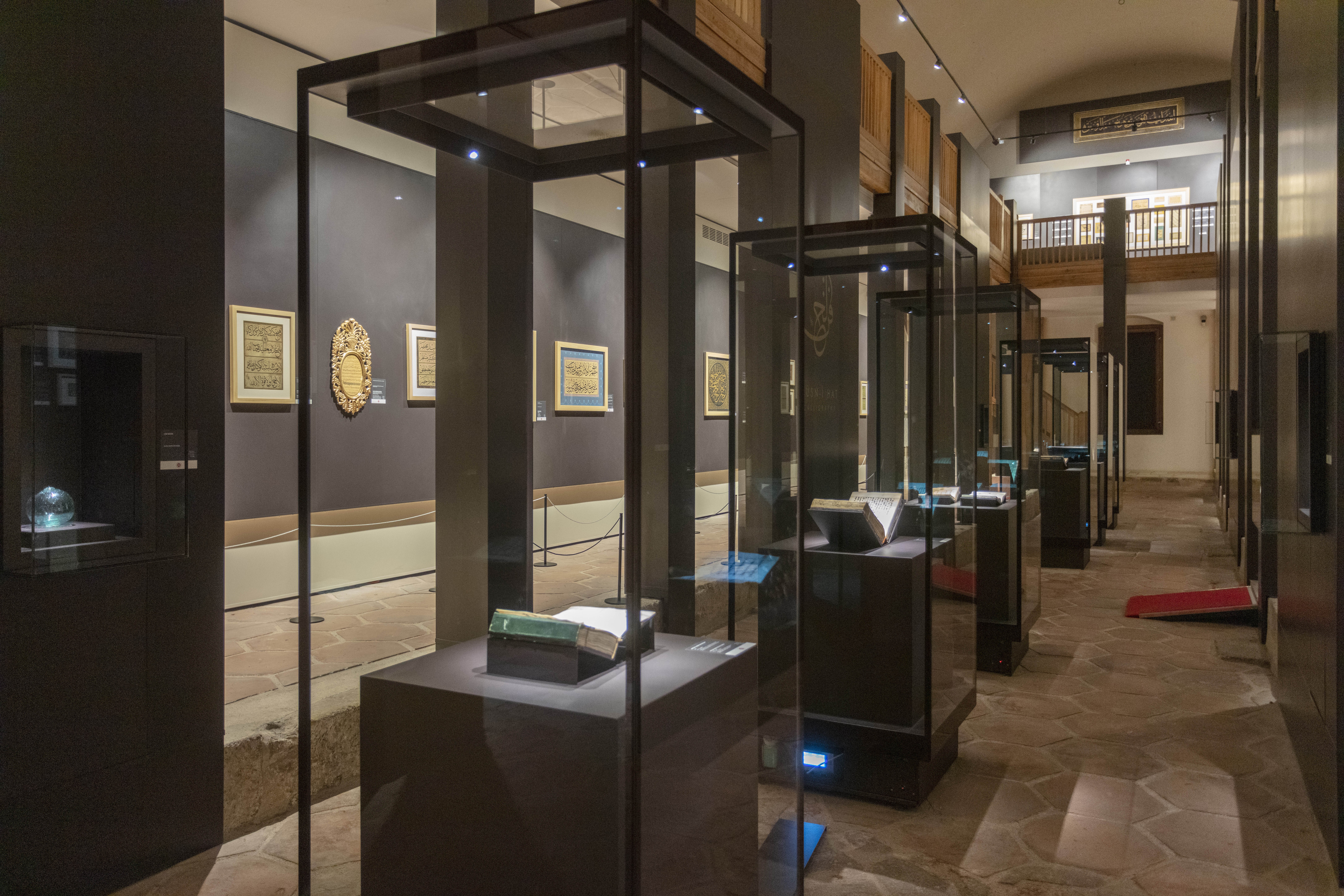 Topkapı Sarayı depolarından günyüzüne çıkartılan 300 Hüsn-i Hat eseri sergileniyor