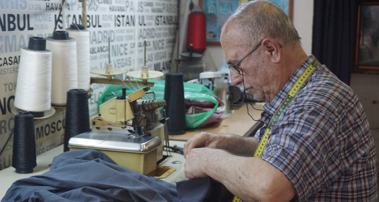 80 yaşındaki İbrahim Usta, terzilik mesleğini ilk günkü aşkla sürdürüyor