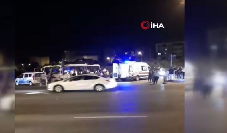 Otomobille motosiklet çarpıştı, yolcu metrelerce savruldu