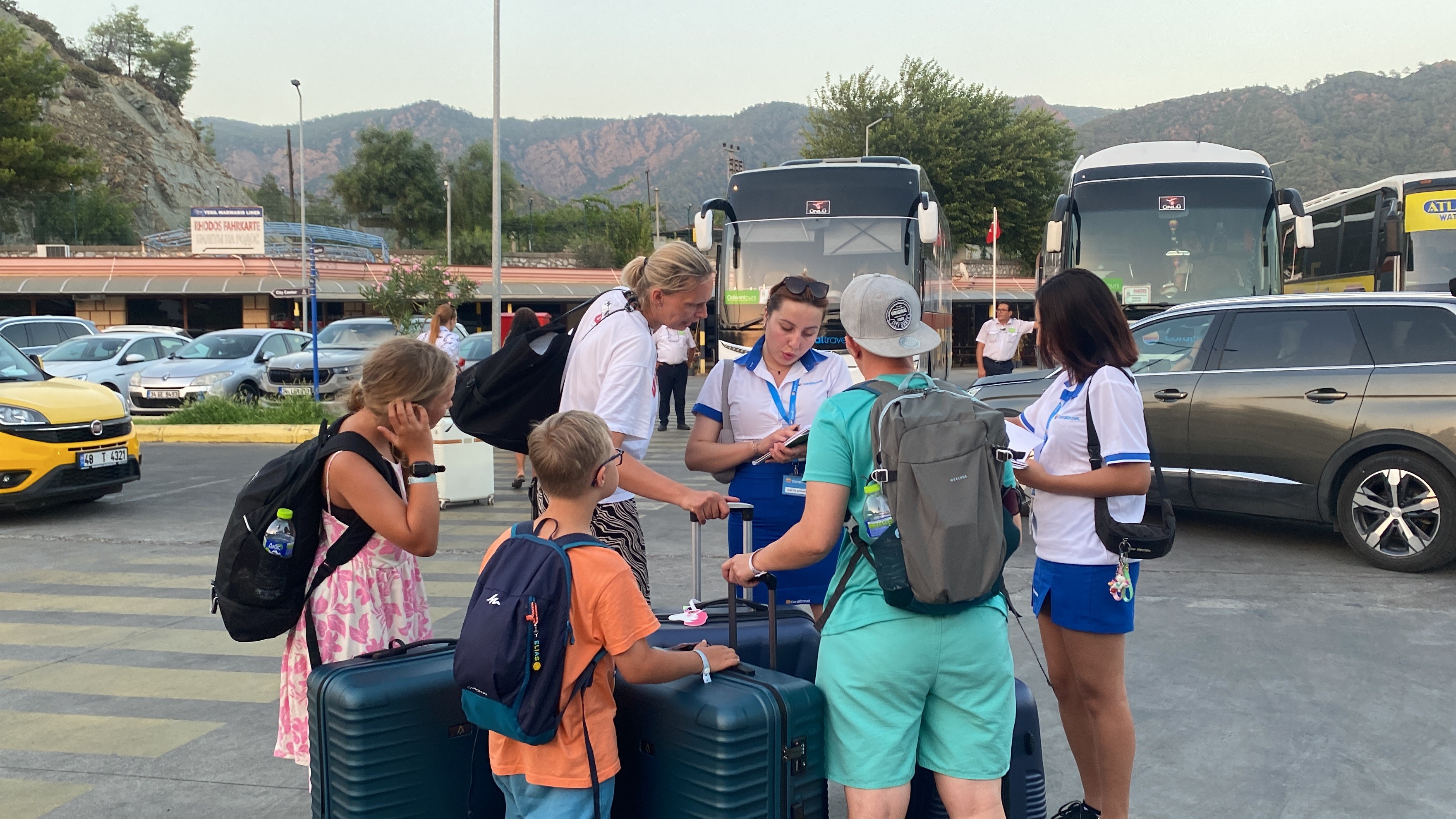 Rodos Adası’ndaki yangınlar sebebi ile tahliye edilen turistler Marmaris’e geldi