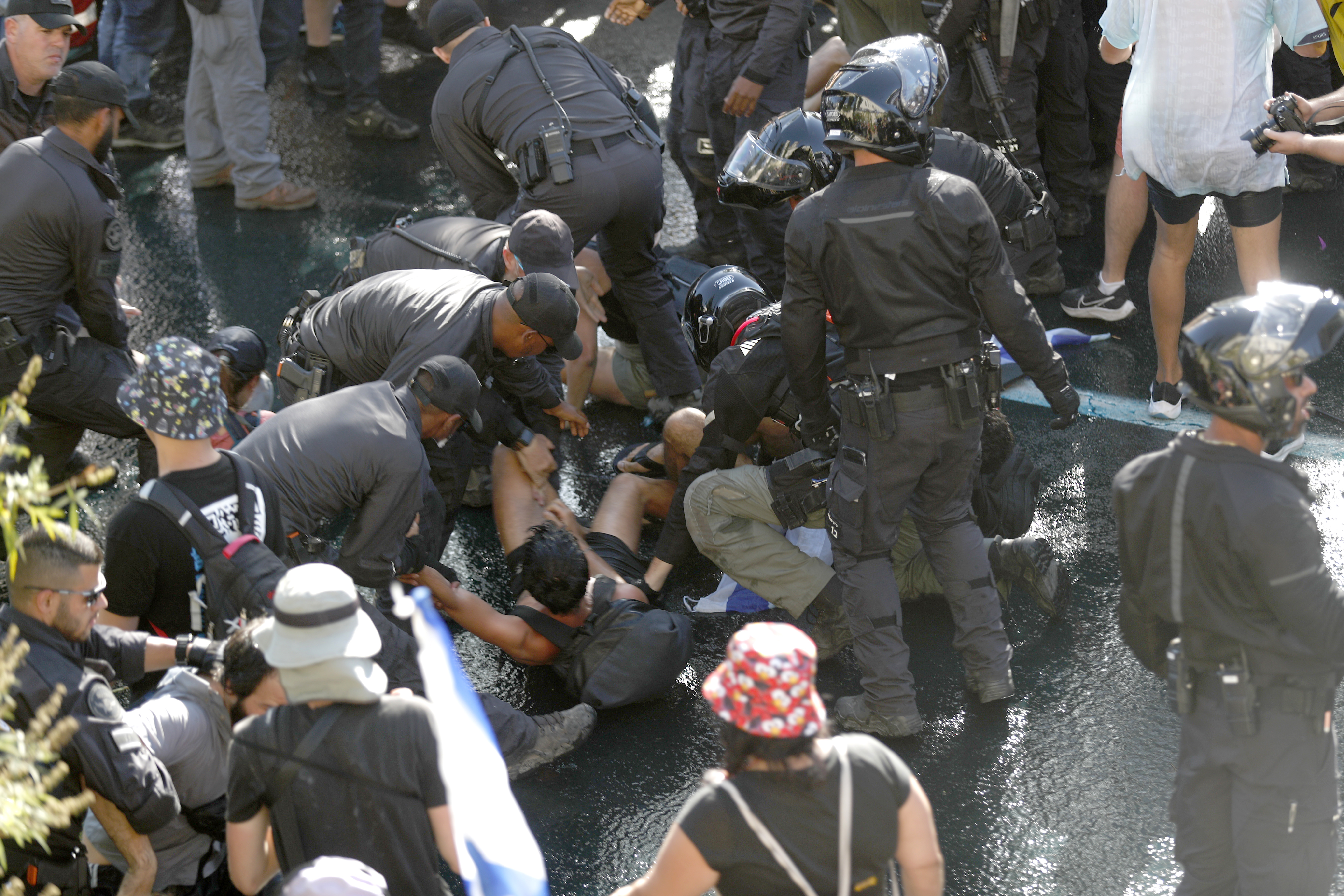 İsrail’de tartışmalı yasa tasarısının onaylanması sonrası sokaklar karıştı