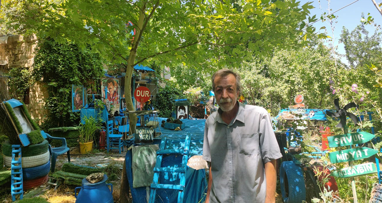 Evinin bahçesini sevdiği renklerle donattı, bahçe ’Şirinler köyünü’ anımsattı