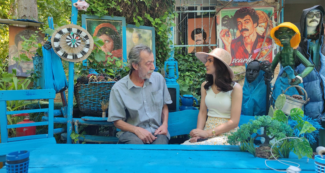 Evinin bahçesini sevdiği renklerle donattı, bahçe ’Şirinler köyünü’ anımsattı