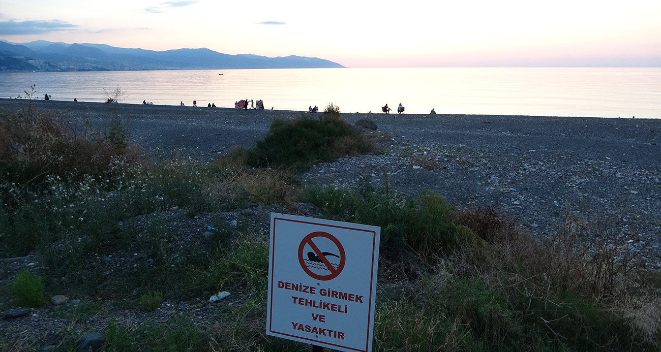Yasak tabelası olmasına rağmen yine de giriyorlar