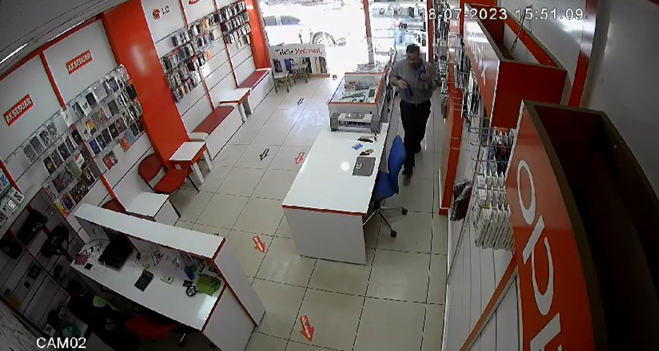 Dükkan sahibi namazdayken hırsız 55 bin lira değerindeki 3 telefonu çaldı